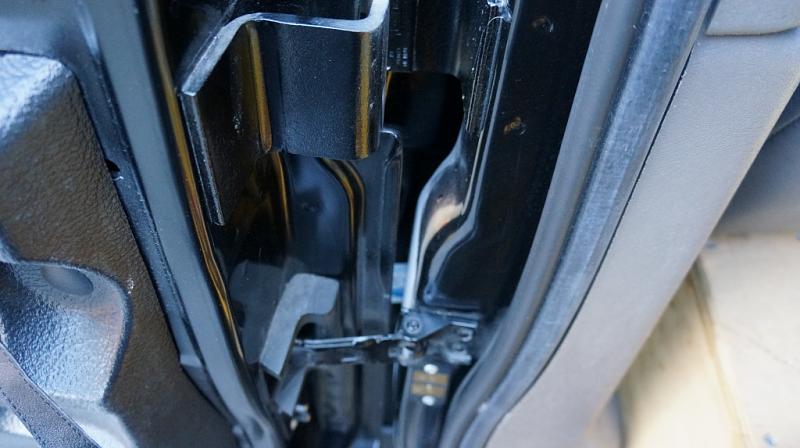 Side cargo door hinge issue-2014_savanalh-rear-hinge-restraint-4-.jpg
