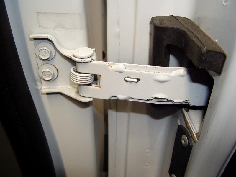 Side cargo door hinge issue-p1010272.jpg