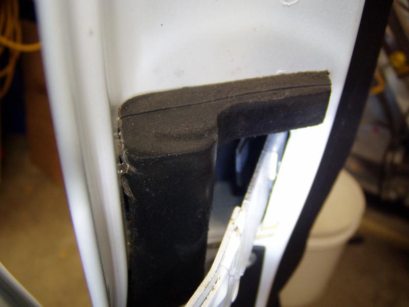 Side cargo door hinge issue-p1010274.jpg