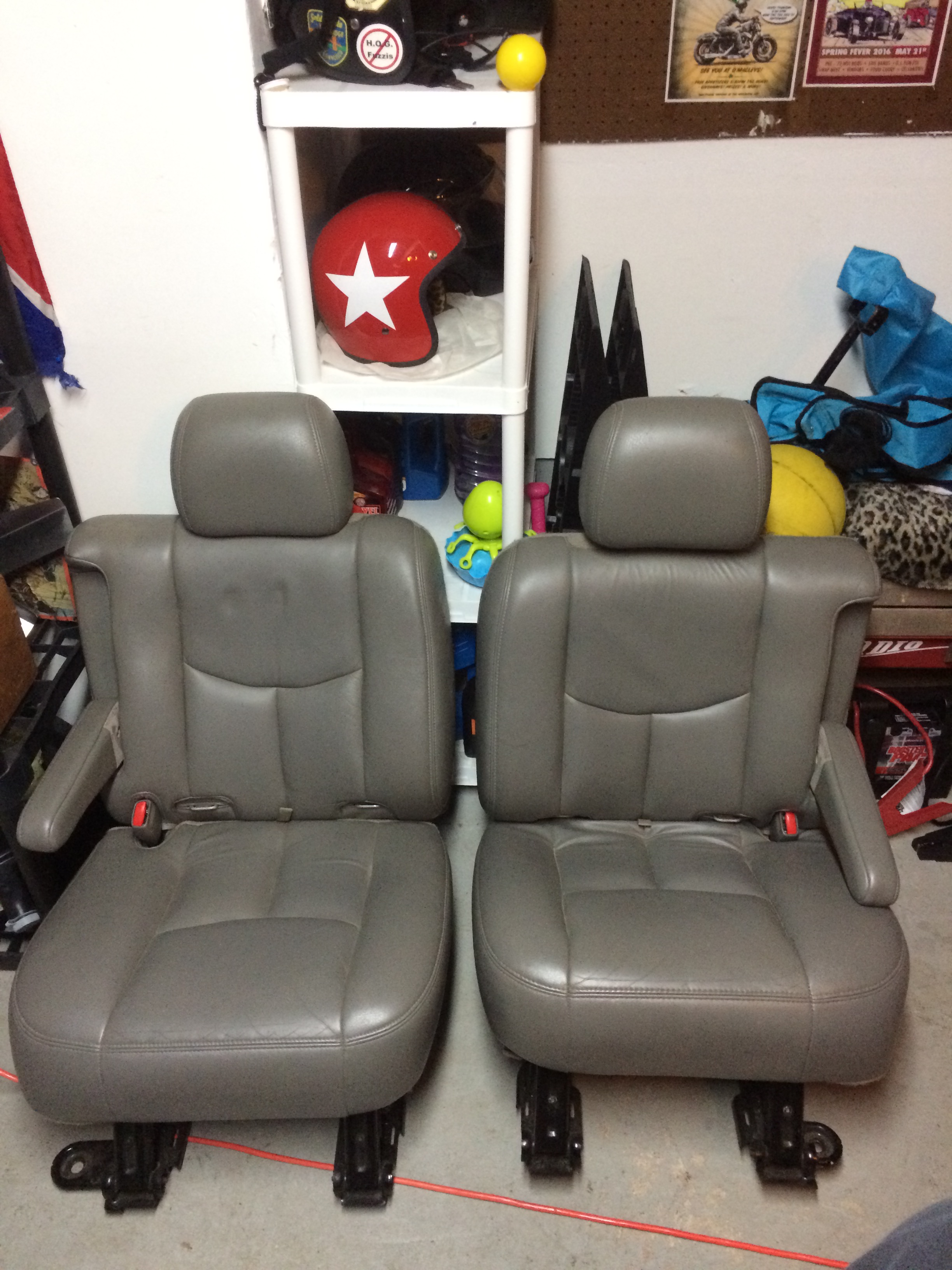 For Sale: 2nd seat row captain chairs 2002-2006 Tahoe or Yukon