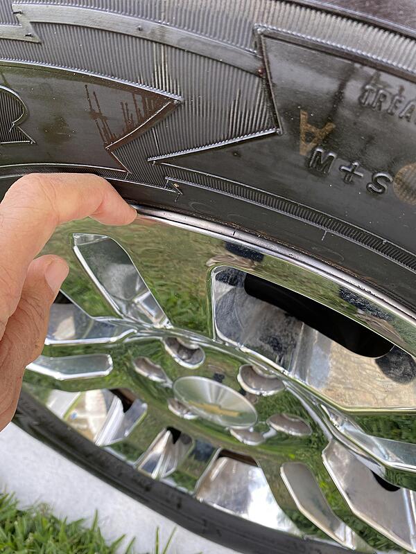 2019 Suburban has chrome hubcaps?-jxsjhlo.jpg