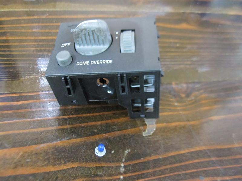 1998 Suburban K1500 interior light bulb identification-img_3817_f6451b96f178d0f8bed0cc347a3f6fafdb14a046.jpg