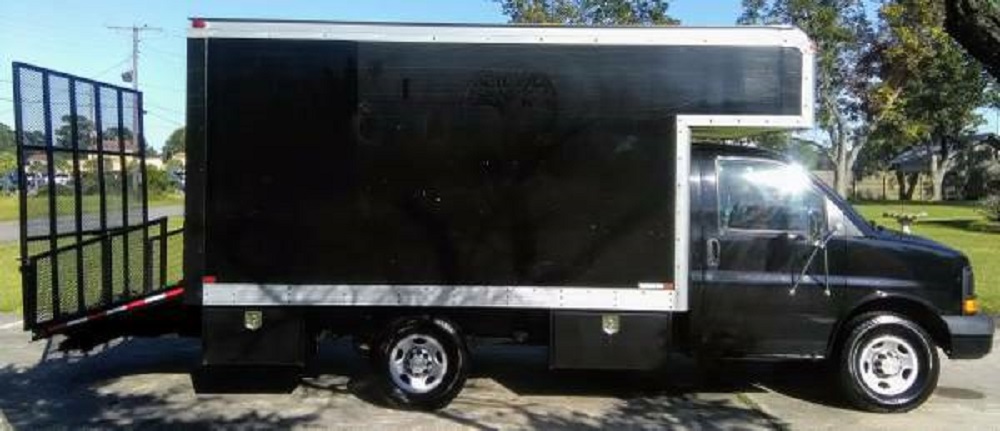 2006 Chevy Commercial Cutaway Van with a 6.0L Gas V8