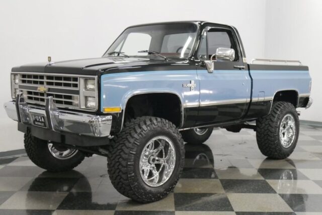 Lifted ’87 Silverado Combines Classic and Modern Styles